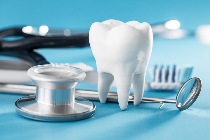 臨時治療：牙齒與牙科器械一起出現。